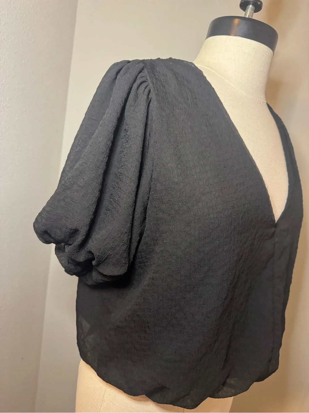ASTR the Label bubble sleeve gauze top in black